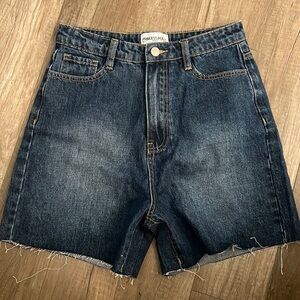Impala Shorts Mid Wash Denim
US 4 / Mid Wash Denim